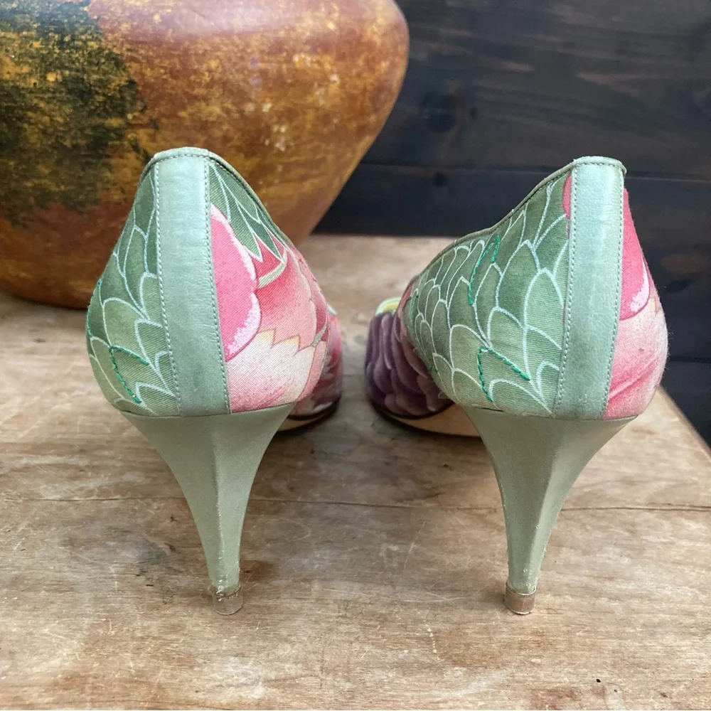Paul Mayer Heals Stunning feather print! kitten heal pastel size 9‎